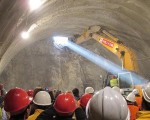 中国承建乌首条铁路隧道提前完成工程